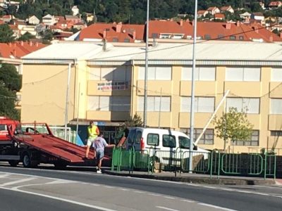 Un coche se empotra contra la verja del Ceip Seara de Moaña