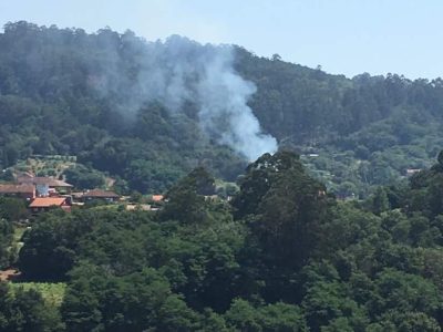 Pillan in fraganti a un hombre prendiendo fuego en Coiro
