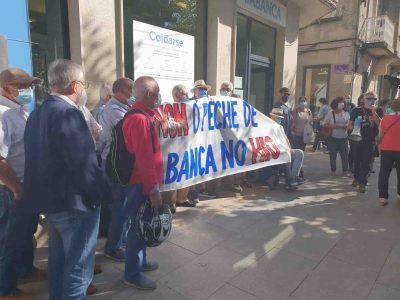 Abanca ignora las demandas de los vecinos de O Hío, que reclaman la apertura diaria de la oficina en la parroquia