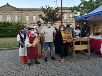 Marín recibe una réplica de su escudo en madera
