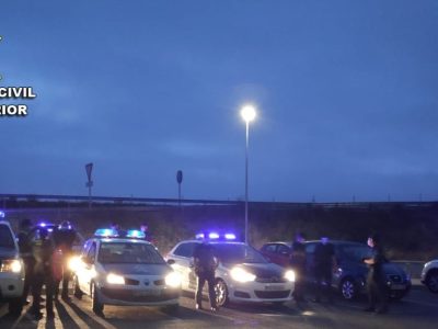 Denunciados un grupo de jóvenes que estaban haciendo botellón en la playa de Liméns sin medidas de protección
