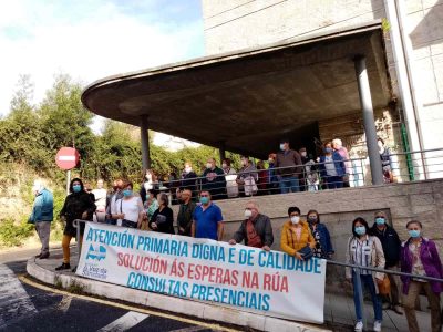 La Valedora do Pobo respalda la atención telefónica y las colas en el centro de salud de Cangas como medidas de prevención