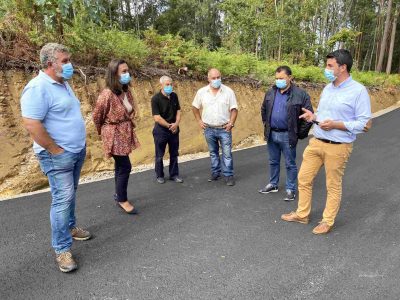 El Concello amplía el aparcamiento en el Cementerio de Santomé y mejora el trazado de la carretera