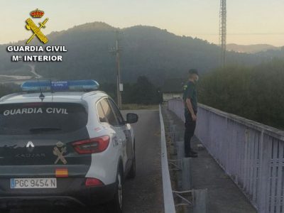 La Guardia Civil salva la vida de un hombre que quería tirarse desde el puente de la autopista en Moaña