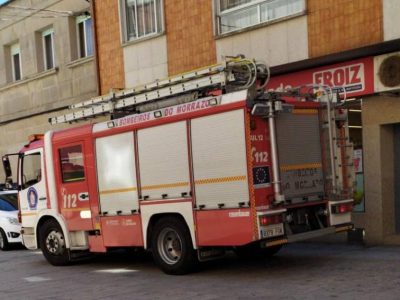 Arde unha furgoneta, un coche e un contedor preto da gasolineira da Avenida de Bueu, en Cangas