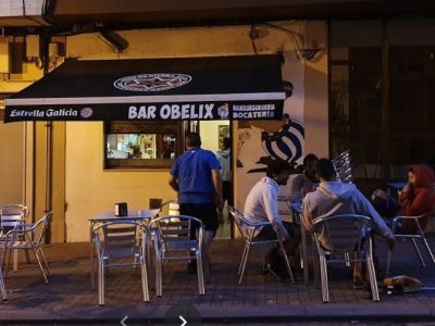 Cierra voluntariamente la hamburguesería Obélix de Cangas por el positivo de un cliente