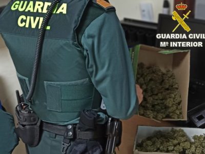 La Guardia Civil investiga a un vecino de Bueu que intentó darse a la fuga con medio kilo de cogollos de marihuana en el coche