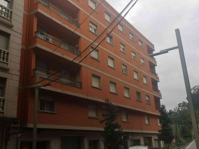 Tres pisos confinados y ocho positivos en el edificio de Alcalde José del Río de Marín
