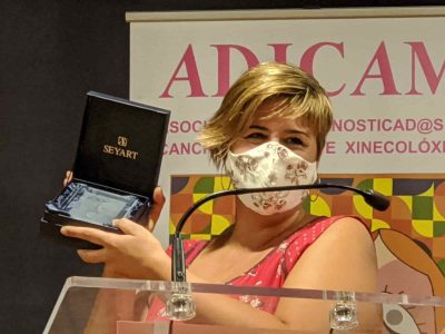 Adicam entrega su premio 2020 a Eva Álvarez por su trabajo al frente del voluntariado cangués durante el confinamiento