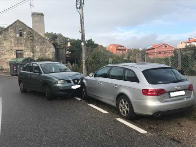 Un joven herido tras empotrarse su coche contra otro que estaba parado en Ameixoada