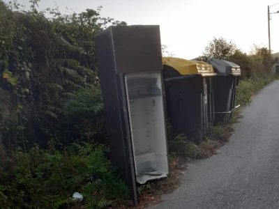 Bueu advierte de multas de hasta 3.000 euros por dejar enseres en las islas de basura