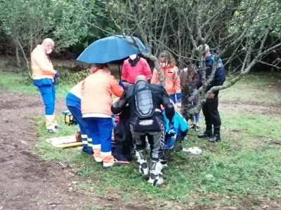 Bombeiros do Morrazo improvisan una pasarela para rescatar a un motorista herido en San Lorenzo