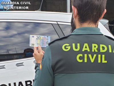 Investigan a tres jóvenes de Vigo por introducir billetes falsos de 20€ en establecimientos de Moaña