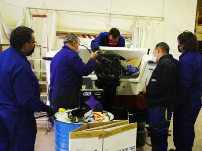El centro de formación A Aixola repara la embarcación Sementeira de la Cofradía de Pescadores de Lourizán
