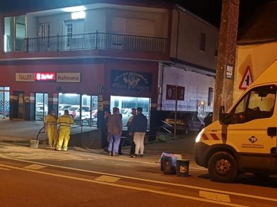 Herido de consideración un joven al chocar su moto con un coche en Seixo