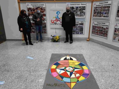 La Federación de Alfombristas de Galicia inaugura una exposición en el Centro Social do Mar de Bueu