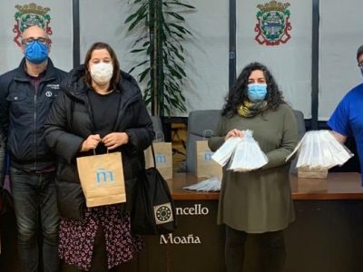 Entrega de mascarillas comunicativas para los niños con necesidades especiales de Moaña