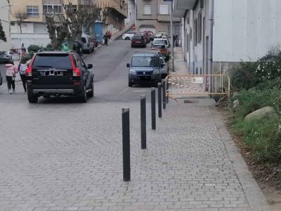 Mejora de la seguridad viaria en O Sequelo con la instalación de seis bolardos