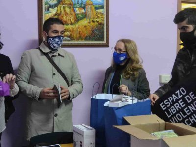 Reparto en los coles de Bueu de mascarillas con «O machismo mata» para conmemorar el 25N