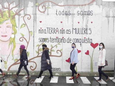 Un mural en el polideportivo da Xunqueira reivindica que “Nin a terra nin as mulleres somos territorio de conquista”