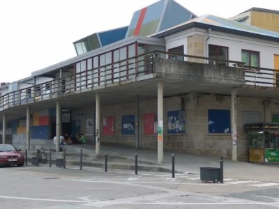 Prohibido aparcar y circular por las tardes detrás de la plaza de abastos de Moaña