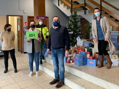 Escolares del CRA de Vilaboa entregan al Concello 625 euros y un lote de alimentos para las familias más vulnerables