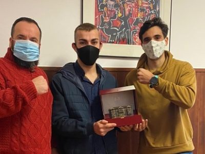 Vilaboa reconoce el mérito del boxeador local Martín García, recién campeón autonómico