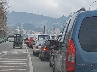 Los hosteleros colapsan los accesos a Marín con una caravana de protesta