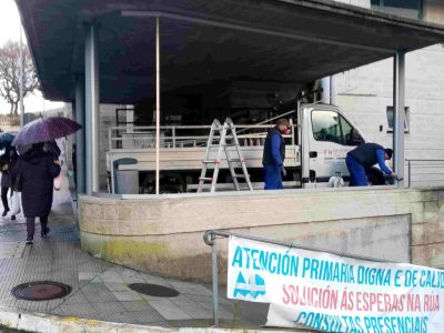 Instalan una mampara en el centro de salud de Cangas para calmar el frío y la lluvia en las esperas de Urgencias