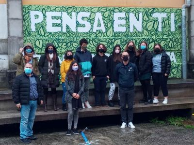 Os alumnos do IES A Paralaia chaman á sensibilización co mural «Pensa en ti, pensa no Planeta»