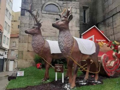 Unos vándalos rompen una de las figuras navideñas de la Plaza do Reloxio de Marín