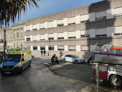 Operativo para liberar a un niño de tres años atrapado por el brazo en el colegio Inmaculada de Marín