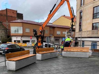 La calle Daniel Castelao de Moaña estrena bancos