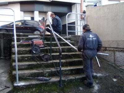Instalan una barandilla en las escaleras del Camiño do Xaldeiro de Moaña