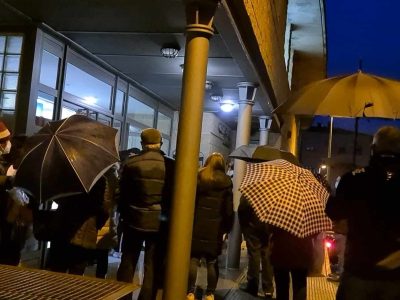 Pacientes del centro de salud de Cangas denuncian esperas bajo la lluvia para hacerse un análisis