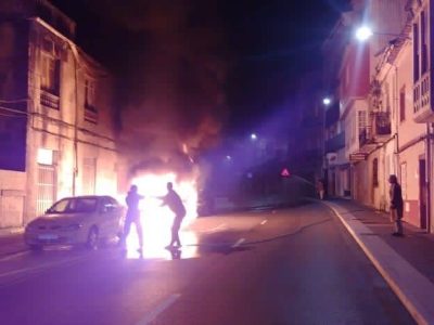 Un incendio esta madrugada en Concepción Arenal daña la fachada de un edificio y dos coches aparcados