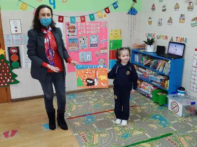 Una alumna del San Narciso regala su dibujo a la Alcaldesa