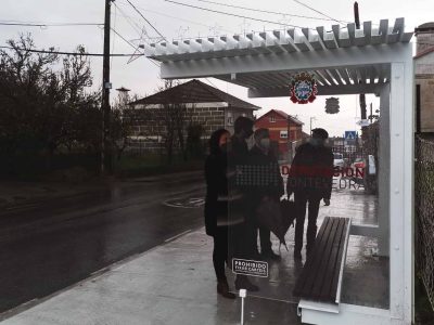 Instalan una nueva marquesina en O Pombal, en Meira, con un diseño específico para Moaña