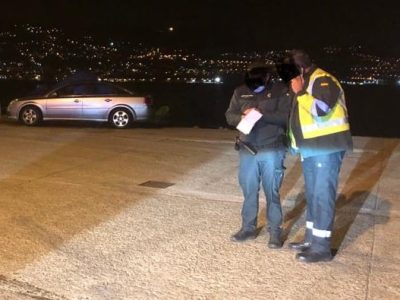 Herido muy grave un joven que cayó al agua con el coche en el Puerto de Domaio