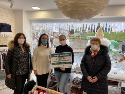 Los ganadores del I Concurso de Decoración de Nadal reciben sus premios