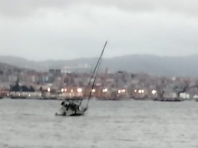 Un velero encalla en la Playa da Xunqueira tras bajar la marea