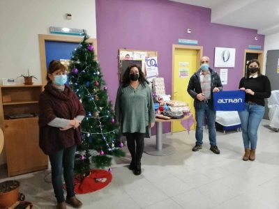 Mensajeras reales de Altrán dejan regalos para los niños de familias más vulnerables de Moaña