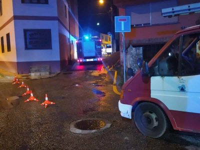 Un incendio por una manta eléctrica provoca graves daños en dos viviendas de Cangas