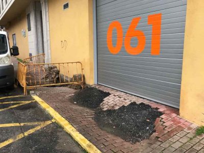 La plantilla del 061 de Cangas se niega a volver a la base porque «sigue sin resolverse el problema de las fecales»