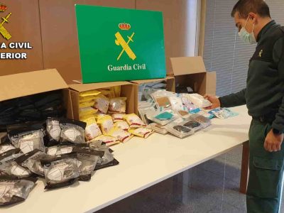 Pillan en Vilaboa a un hombre con 1.895 mascarillas ilegales listas para vender en farmacias