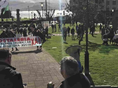 Los hosteleros de Moaña se concentran ante el Concello para pedir más ayudas directas
