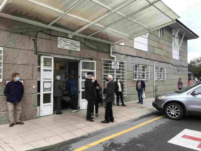 Colas a las puertas del centro de salud de Moaña para vacunarse del Covid-19