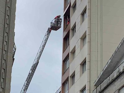 Los bomberos retiran una chapa de una fachada de Jaime Janer ante el riesgo para los peatones
