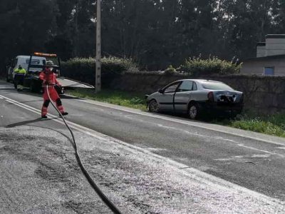 Sale ileso tras chocar con su coche en la recta de Seixo