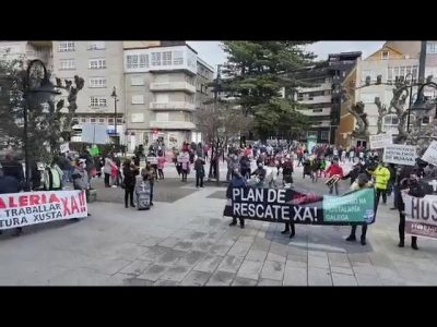 Hosteleros de la comarca se manifiestan en Cangas para pedir la reapertura del sector y un plan de rescate